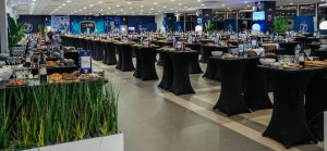 Salle de réception élégante avec tables dressées