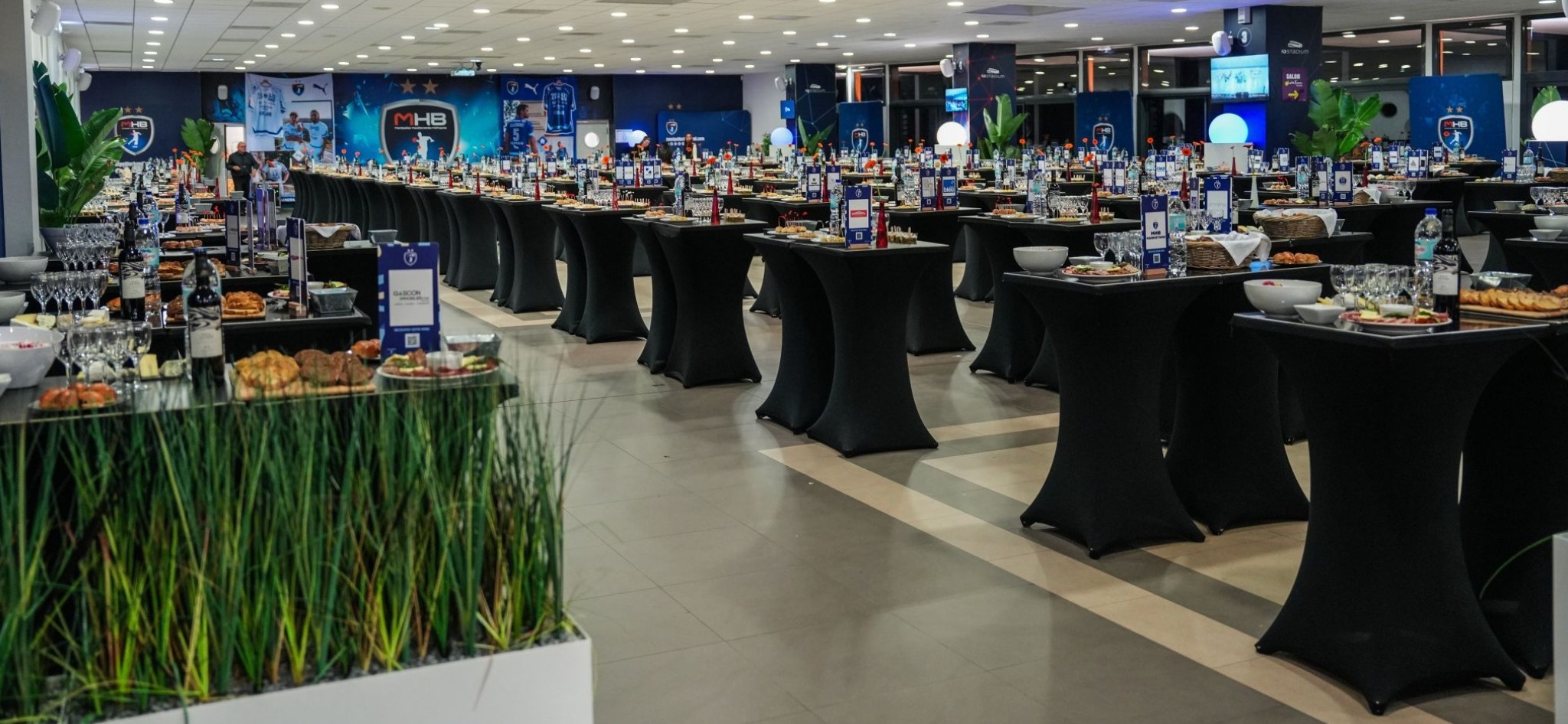 Salle de réception élégante avec tables dressées