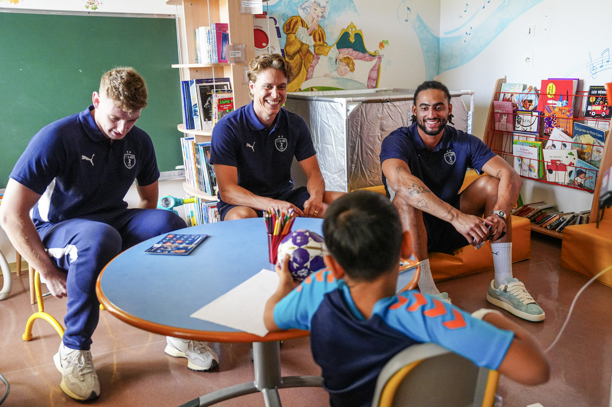 Enfants et adultes partagent un moment convivial en classe.