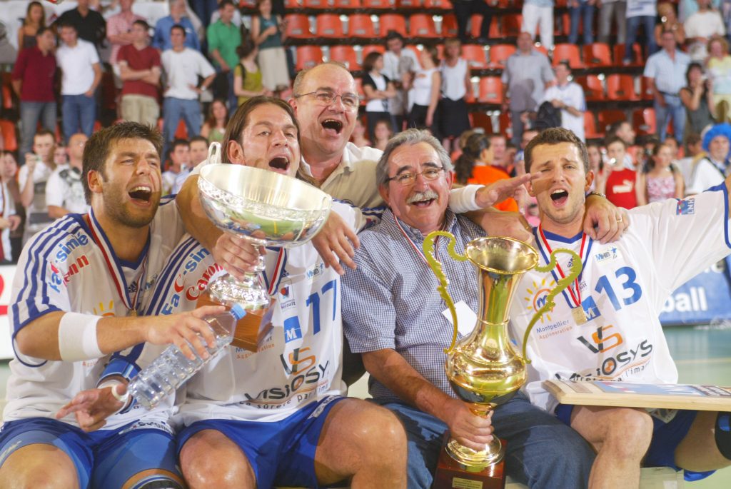 Joueurs de handball célèbrent avec trophées.