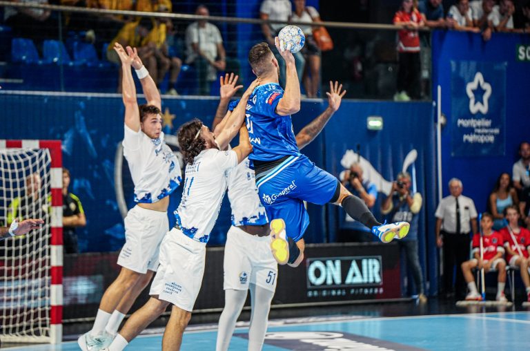Match de handball en plein action spectaculaire.