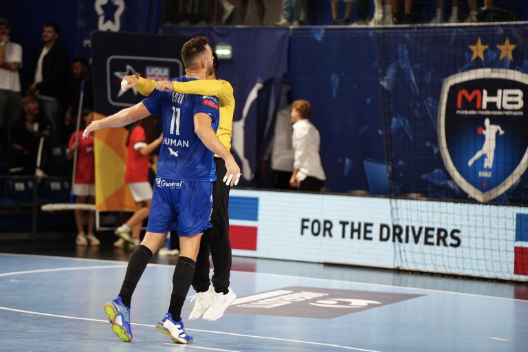 Joueurs de handball célébrant pendant un match.
