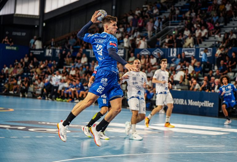 Joueur de handball en plein saut au match.