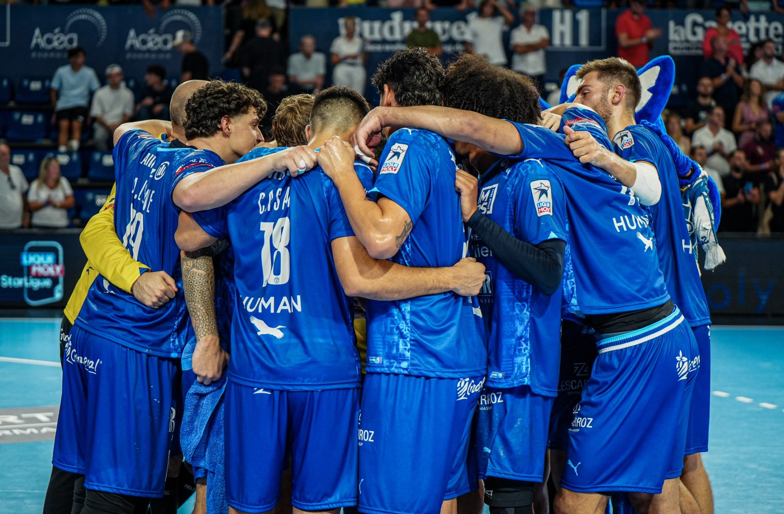 Équipe de handball en célébration après un match.