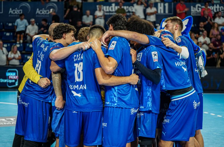 Équipe de handball en célébration après un match.