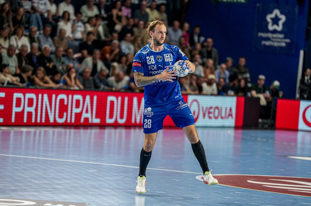 Joueur de handball en action sur le terrain.