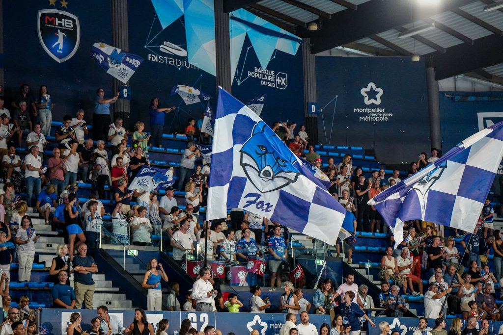 Supporters agitant des drapeaux au stade de Montpellier.