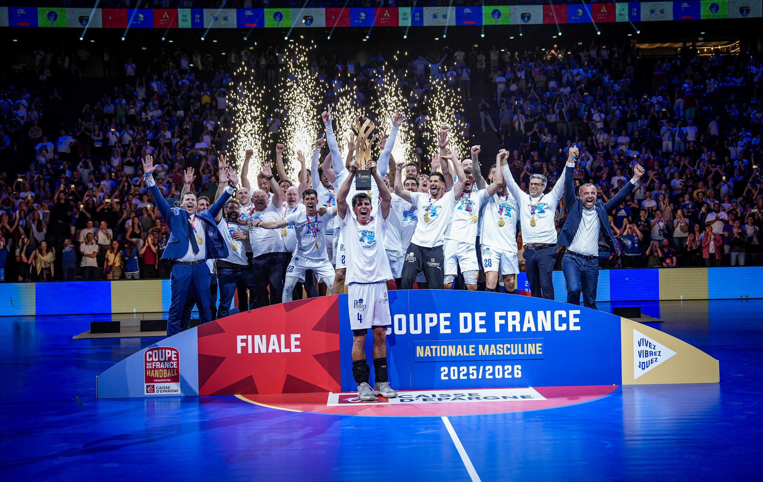 Équipe célèbre victoire finale Coupe de France handball.