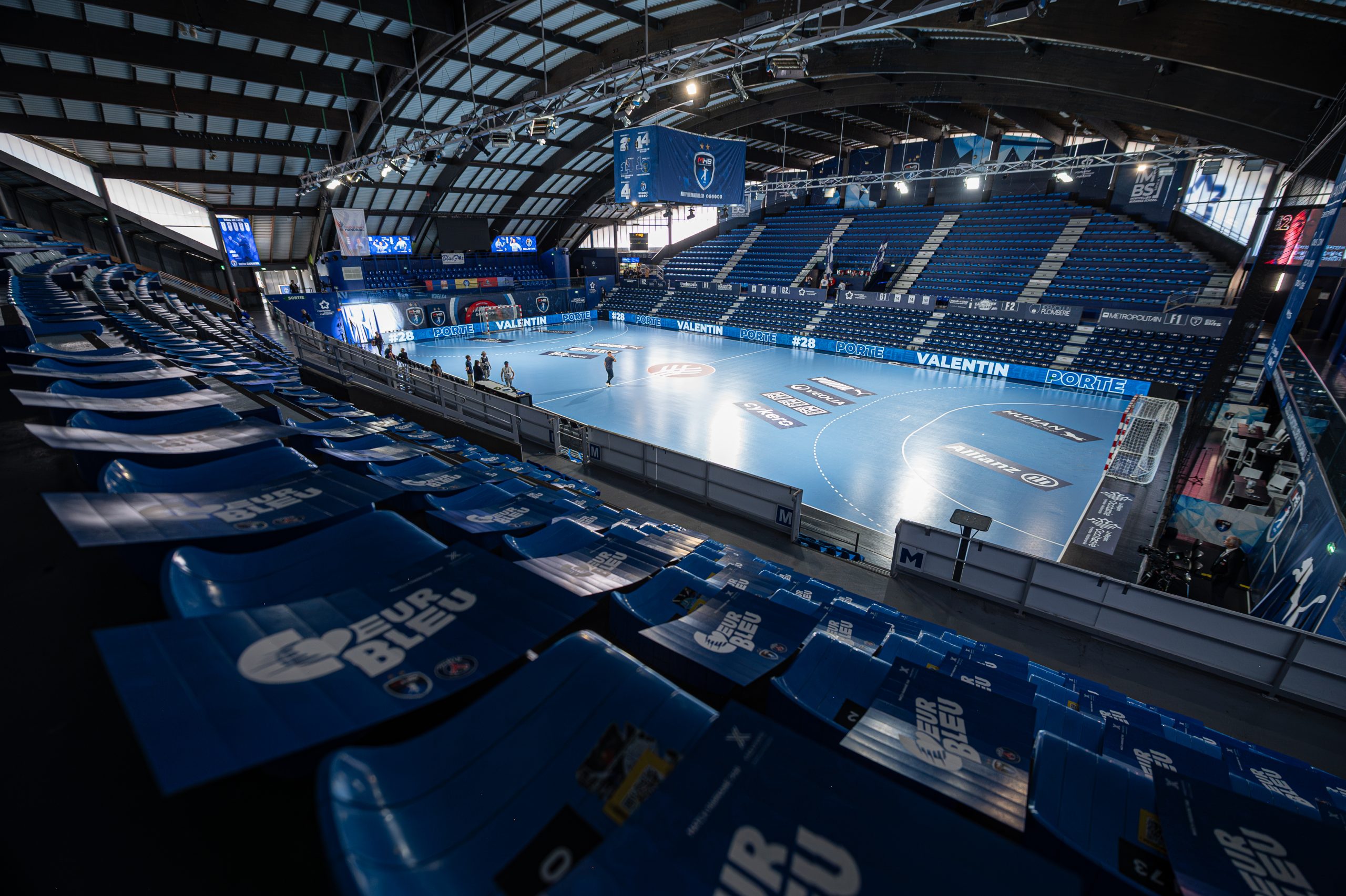 Intérieur d'un stade de handball vide.