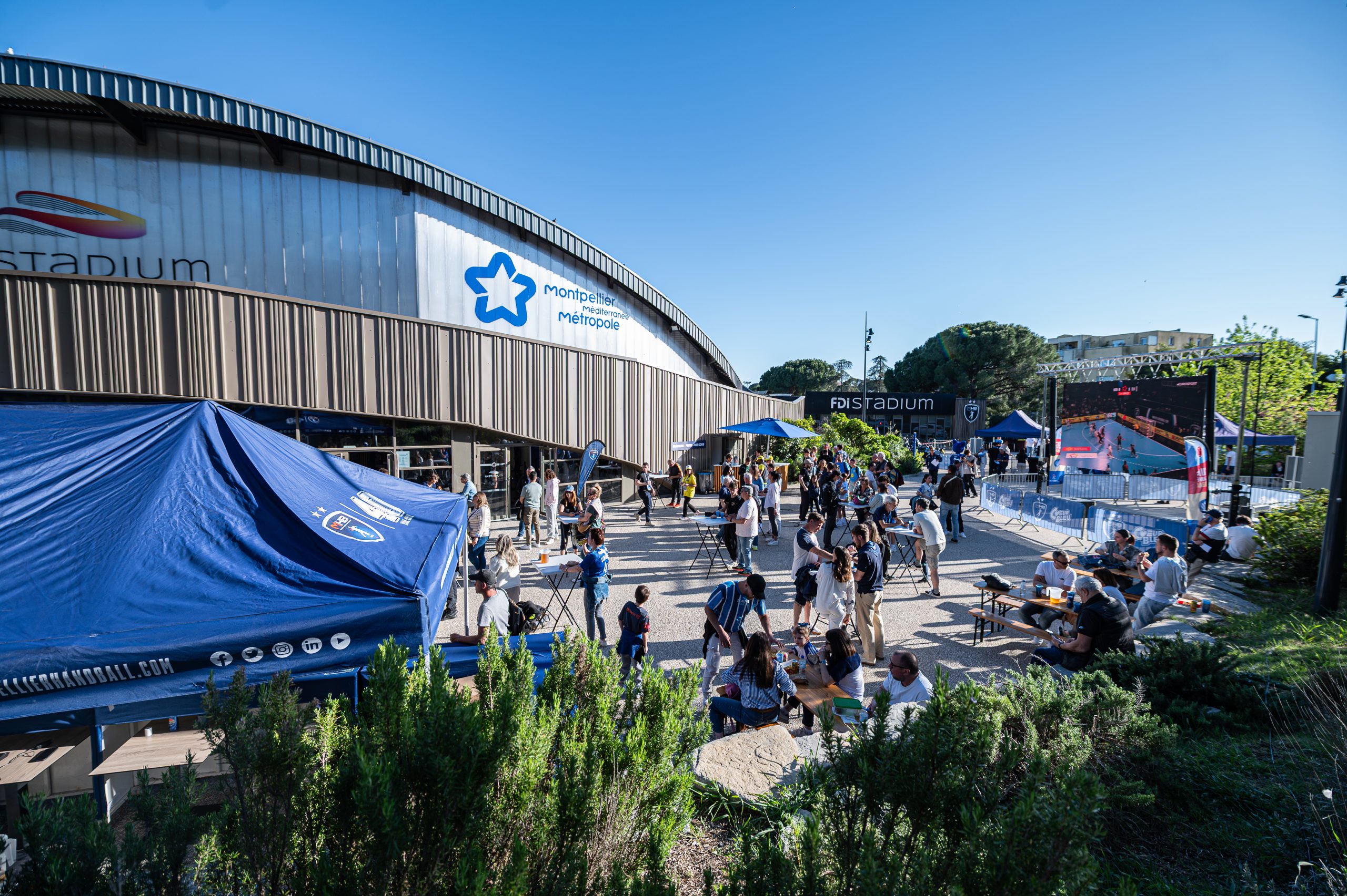 Foule devant le stade Montpellier Métropole.