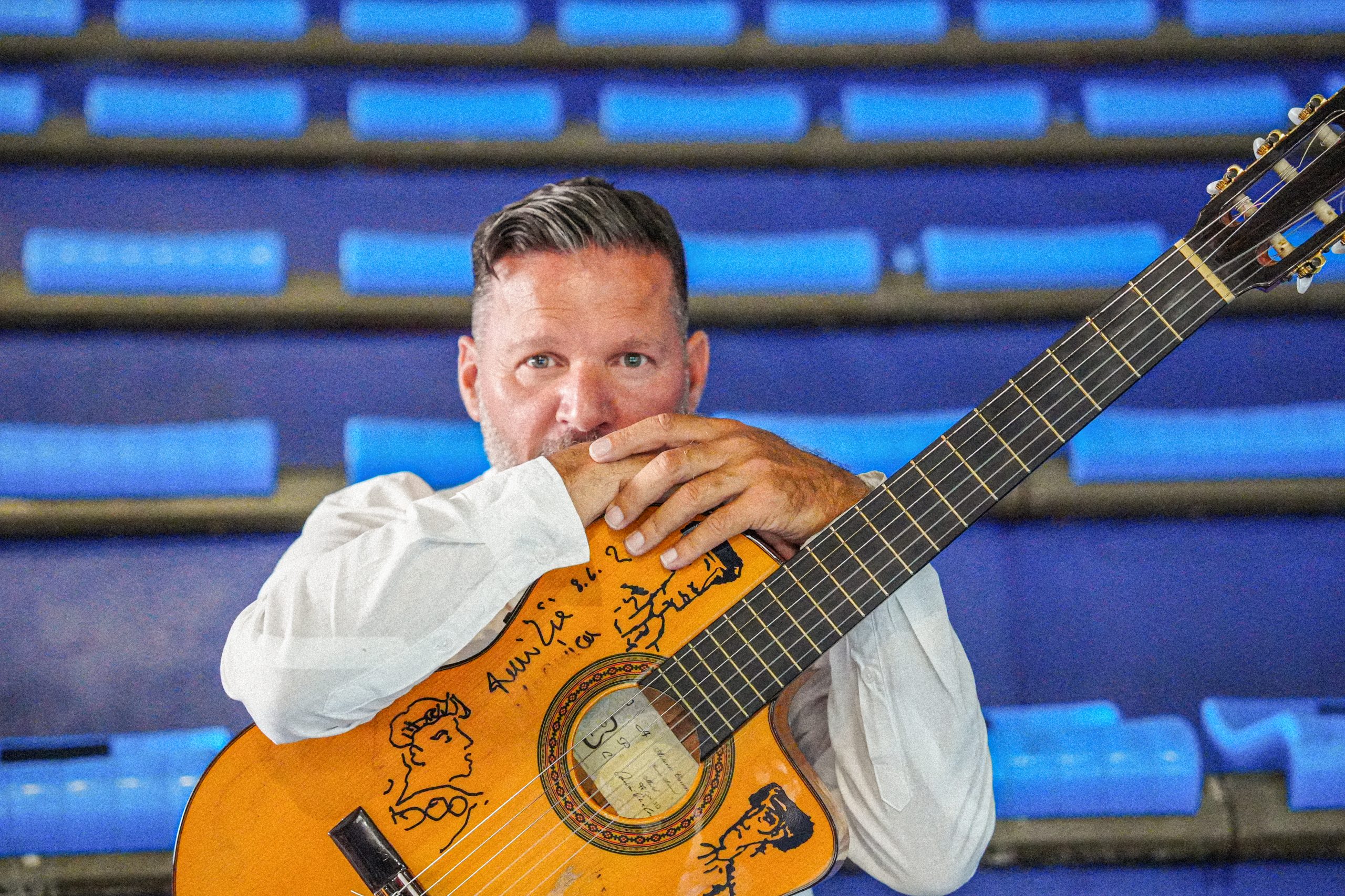 Homme jouant de la guitare avec illustrations.